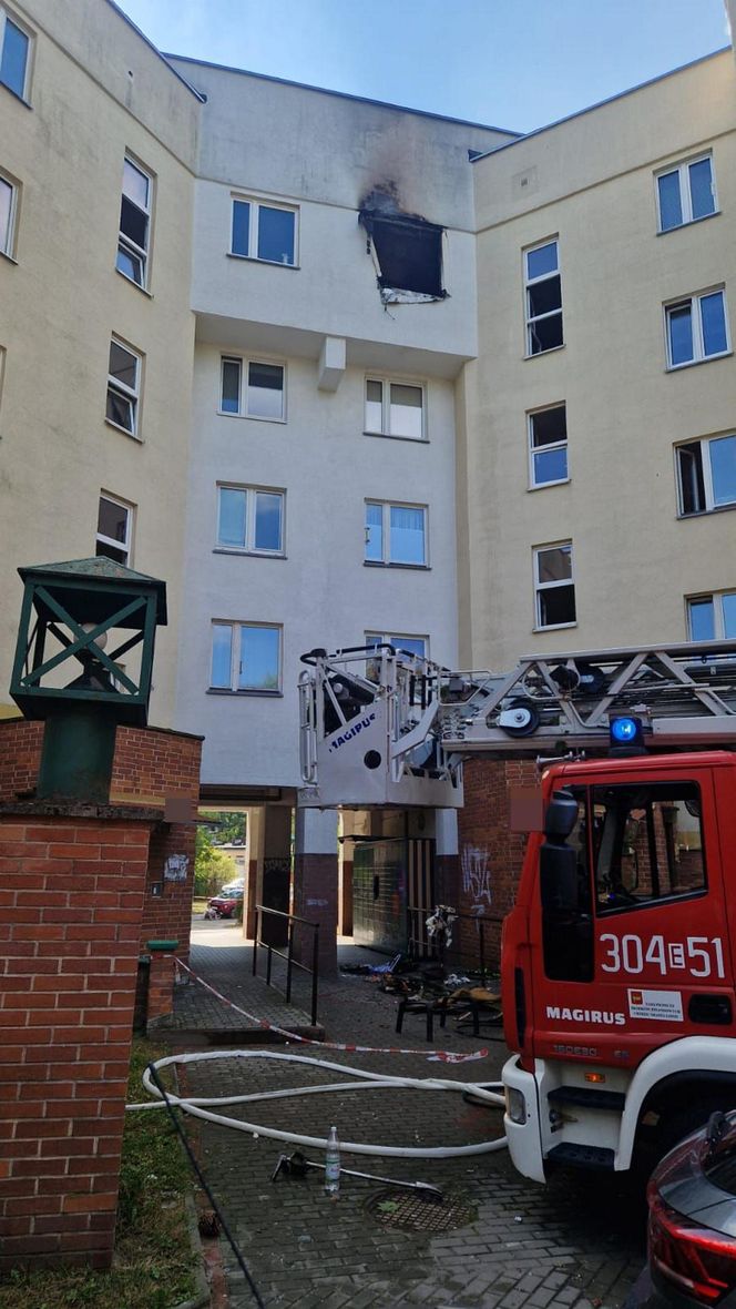 Łódź. Wybuch i pożar w mieszkaniu. 72-letni mieszkaniec usłyszał zarzuty [ZDJĘCIA].