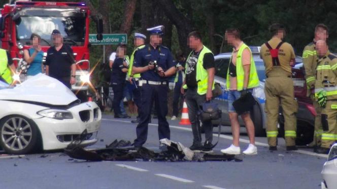 Poważny wypadek pod Legionowem. Zderzenie czterech aut w Nieporęcie. Pięć osób poszkodowanych, jedna zginęła na miejscu