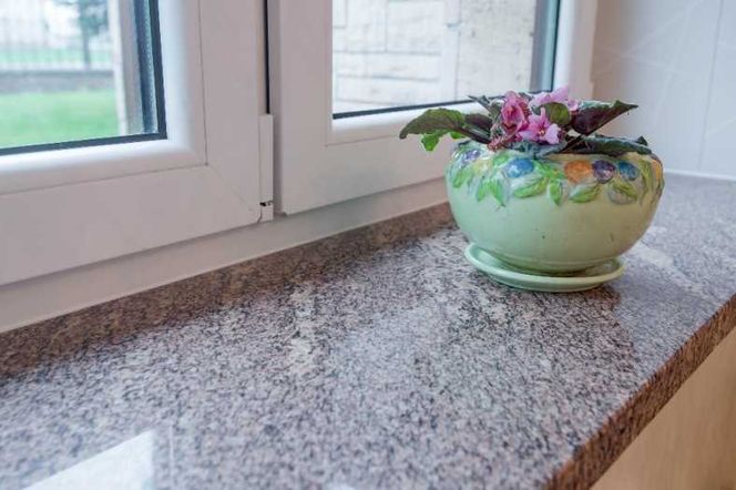 Niezniszczalne parapety granitowe do wnętrz i na zewnątrz. Ile kosztują parapety z granitu