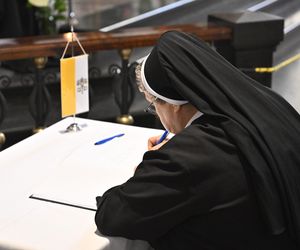 Warszawa żegna papieża Franciszka. Poruszające wpisy w Archikatedrze 