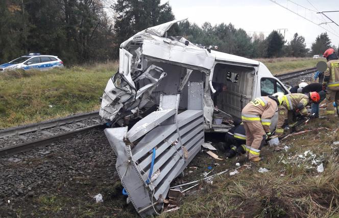 Groźny wypadek na torach w Grześce. Z busa nic nie zostało... [ZDJĘCIA]