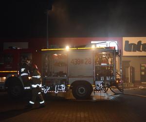 Pali się supermarket Intermarche w Górze. Pożar trawi go od kilku godzin