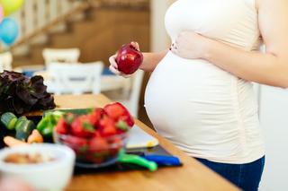 Zmniejsza ryzyko poronienia i pomaga utrzymać ciążę. Jedz codziennie