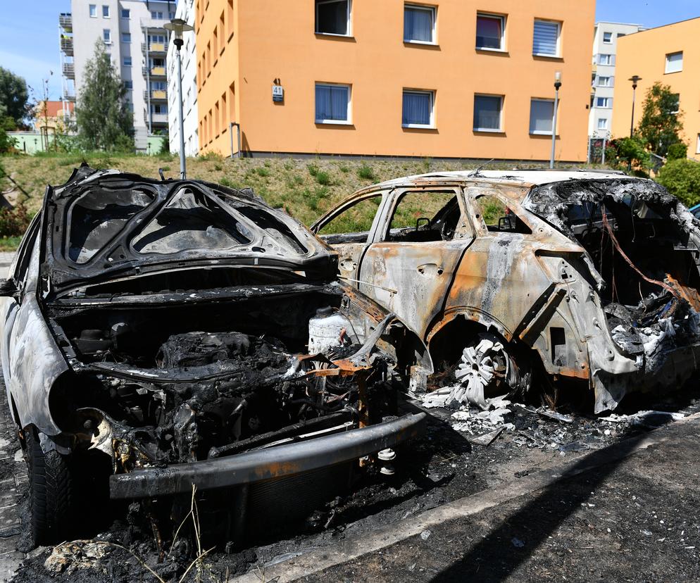  Pożar na parkingu w Gdańsku. Doszczętnie spłonęły trzy auta