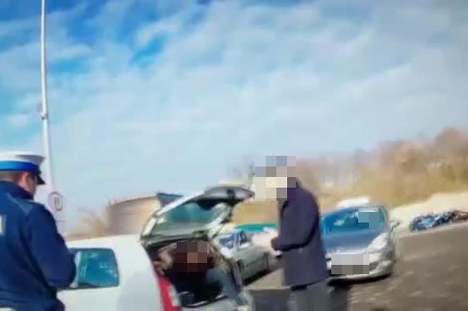 Policjanci wypatrzyli kogoś w bagażniku. Filmik wyjaśnia wszystko!