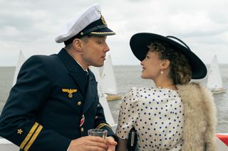 Zatoka szpiegów, odcinek 4. Kurt (Michał Mikołajczak), Lotta (Anna Karczmarczyk)