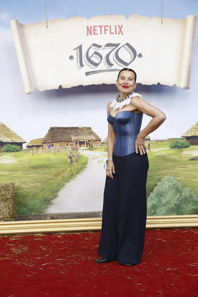 Premiera serialu "1670"! Herman w gorsecie, kwiecista Dębska i Byczkowska w białych majtkach