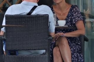 Olga Bończyk z telefonem na czerwonym świetle