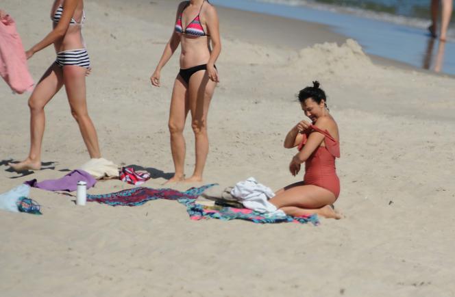 Anna Popek. Pręży piersi na plaży