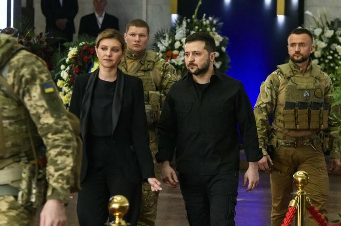 Tak Zełenski prezentuje się na salonach. Wszystkie stroje prezydenta Ukrainy