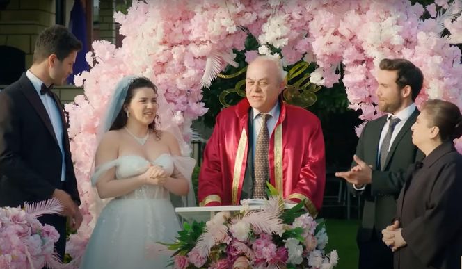 Melis ogłosi, że jest w ciąży z Egem i w ten sposób zmusi go do ślubu.