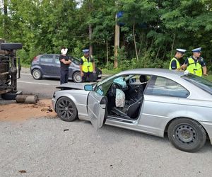 Wypadek w Lubieni. Auto osobowe zderzyło się z busem