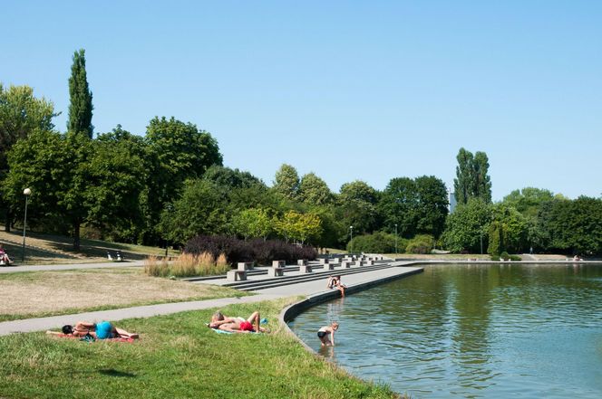 Grill, opalanie się, jazda na rowerze. Sprawdź, w których warszawskich parkach lepiej tego nie robić