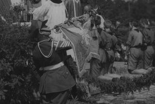 Msza polowa widoczni harcerze przy ołtarzu, Augustów, 1934 r.