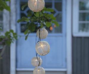 Lampiony, sznury lampek i inne ozdoby świetlne na taras i balkon