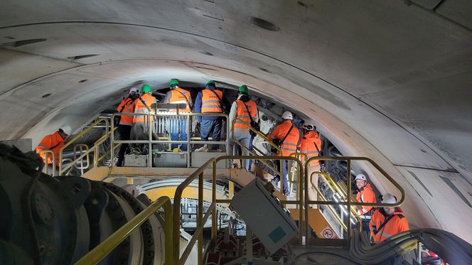 Drążenie tunelu pod Pisarzową w ramach modernizacji linii 104