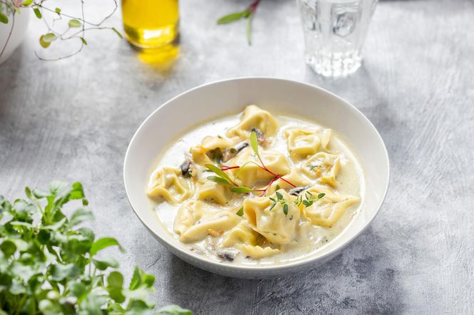Kremowa zupa ze szpinakiem, kurczakiem i tortellini. Zaskoczy prostotą i aromatem