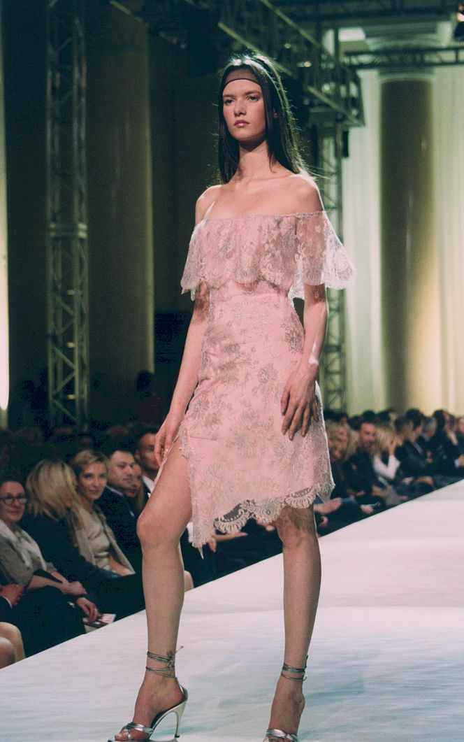 Karolina Malinowska żyła z matką i bratem w skrajnym ubóstwie. Zrządzeniem losu trafiła do modelingu