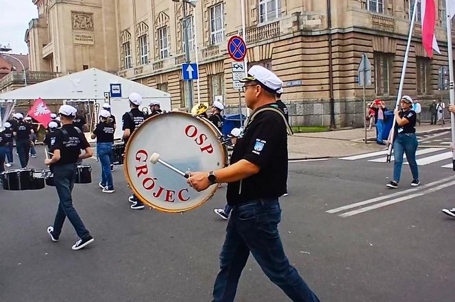 Przemarsz orkiestr dętych podczas finału TTSR 2024