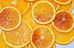 Najsłodsze pomarańcze są w intensywnie pomarańczowym kolorze. Jeśli występują zielone plamy - są niedojrzałe i kwaśne.