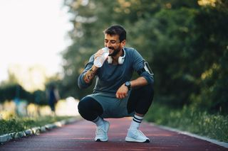 Czy rzeczywiście woda z solą najlepiej nawadnia? Sprawdzamy za i przeciw  