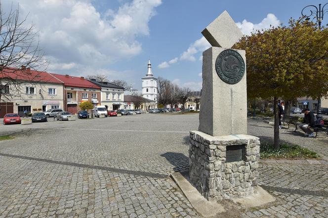 Nowy Żmigród. Uzyskał lokację miejską po 1331 roku, zdegradowany w 1934 roku.