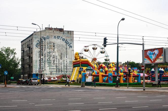 Reklama mleko = zdrowie powstała w latach 70. na Woli. Jej ślady jeszcze trzy dekady później przebijały spod kolejnych warstw farb. Dziś w tym miejscu stoi biurowiec. 