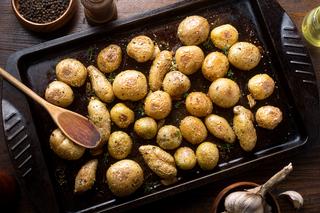 Dwukrotnie pieczone ziemniaki z czosnkiem i ziołami: chrupiące, maślane i pyszne