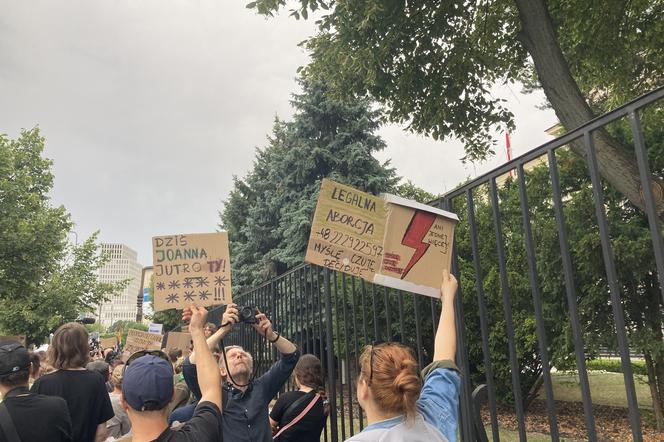 Manifestacja Nigdy nie będziesz szła sama w Warszawie. Strajk Kobiet pod Komendą Stołeczną Policji