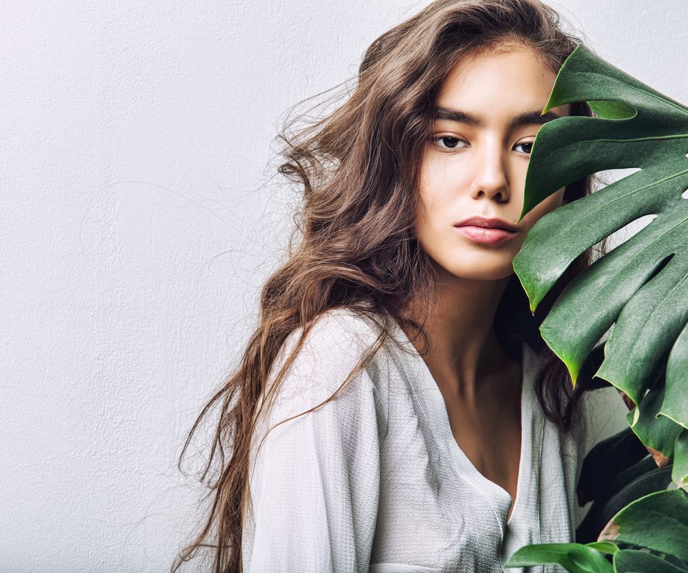 Co zrobić, żeby włosy szybciej rosły? Można sobie pomóc stosują odpowiednie wcierki, suplementy diety i zabiegi przyspieszające porost włosów.