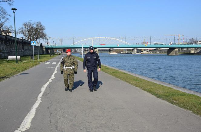 Policja kontroluje przestrzeganie zakazu zgromadzeń