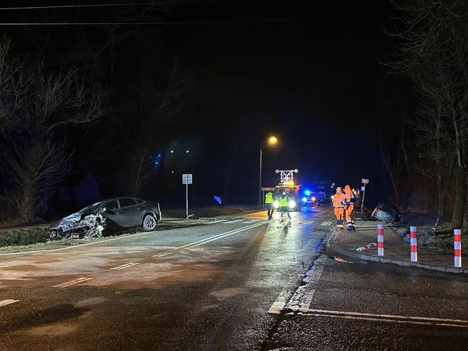 Nastolatek wymusił pierwszeństwo. Z auta wyleciał fotelik dla dziecka. Trzy osoby ranne, w tym 5-letni maluszek