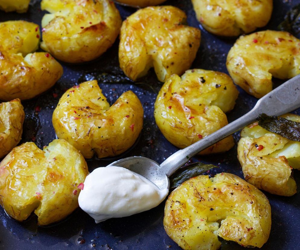 Bez tarcia i smażenia - wykwitny placek ziemniaczany z kwaśną śmietaną i łososiem