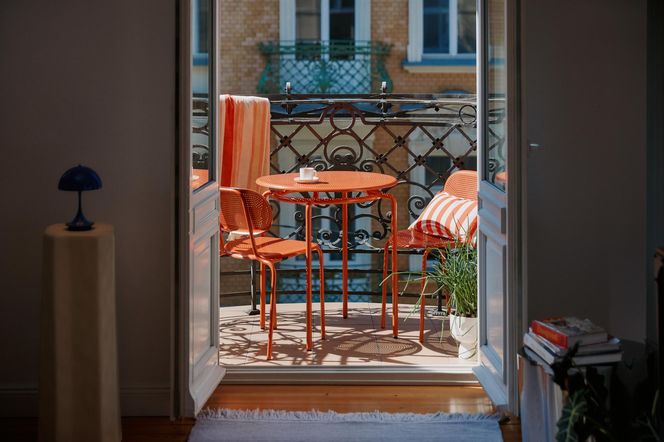Nowoczesna aranżacja balkonu w bloku. 29 inspiracji
