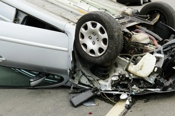 Uderzył w lampę. Auto do kasacji. Dla kierowcy punkty karne i mandat