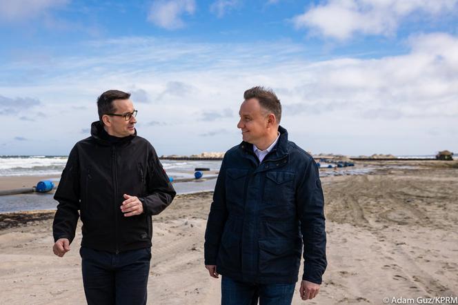 Premier Mateusz Morawiecki i Prezydent Andrzej Duda na piwie, na Mierzei Wiślanej   
