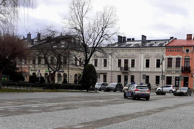 Rynek to nie parking.  Sypią się mandaty od Straży Miejskiej w Nowym Sączu