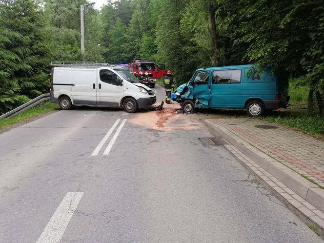 Łazy Biegonickie. Jedna osoba w szpitalu po zderzeniu dwóch dostawczaków