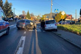 Czołowe zderzenie w Tarnowie. Są poszkodowani. 20-letni kierowca seata miał prawo jazdy od niespełna roku