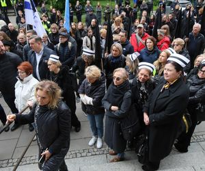   Razem przeciw przemocy. Medycy protestują w Warszawie