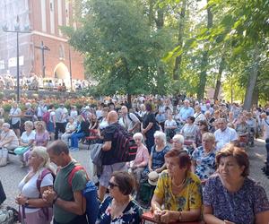   Tłumy pielgrzymów w Gietrzwałdzie. Trwa odpust i dożynki archidecezjalne. Zobacz zdjęcia