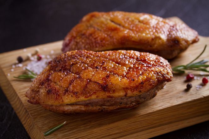 Wolno pieczona pierś kaczki: łatwy przepis na soczysty i różowy filet z piersi kaczki
