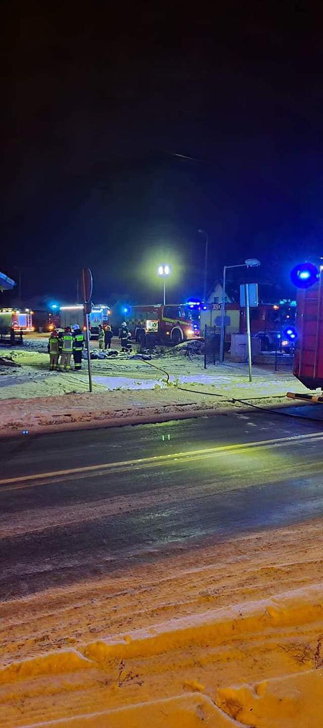 Pożar domu w Nowej Wsi Wielkiej! Na miejscu kilka zastępów straży pożarnej [ZDJĘCIA]