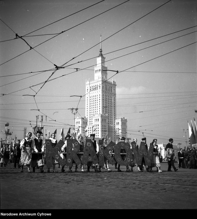 Czysty Pałac Kultury i Nauki w Warszawie - zobacz stare zdjęcia. Tak wyglądał bez warstwy brudu