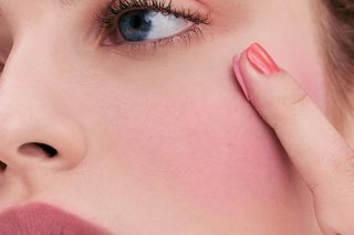 Makijaż nigdy nie był prostszy! Rumiane policzki w kilka sekund