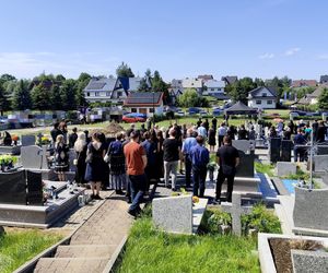 Kolorowe kwiaty i morze łez na pogrzebie Katarzyny z Raby Wyżnej. Zazdrosny mąż zabił ją 10 metrów od domu