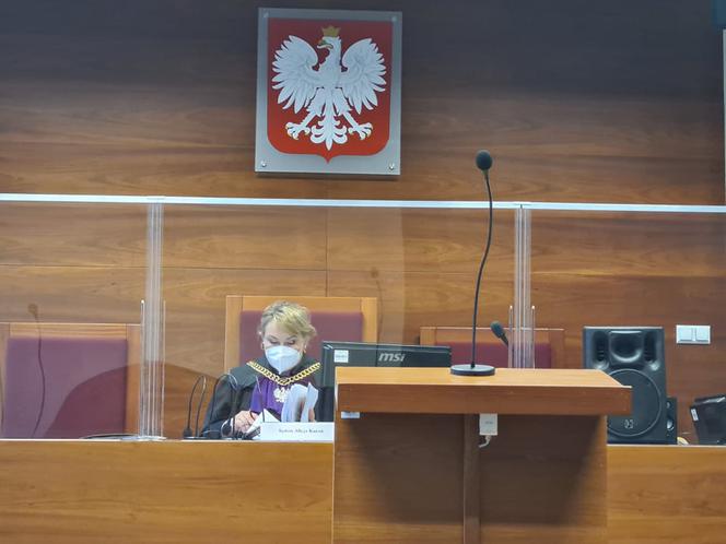 Rzeszów. Ruszył proces policjanta, który robił w hipermarkecie zdjęcia miejsc intymnych kobiecie 
