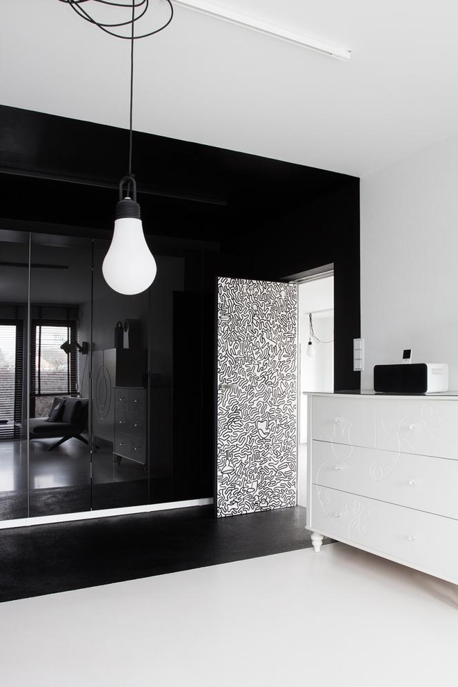 Czarno-biała aranżacja małego mieszkania