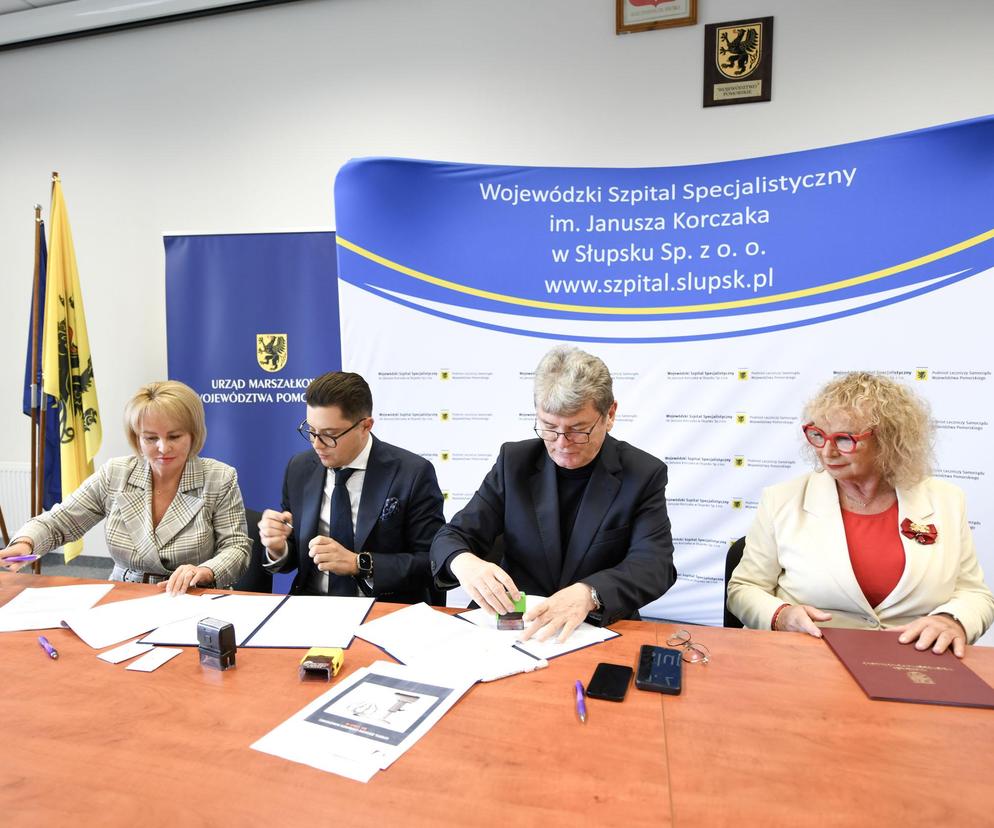Podpisanie umowy na zakup robota Da Vinci Xi dla słupskiego szpitala.