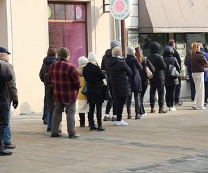 Kolejki po pączki w tłusty czwartek w Lublinie